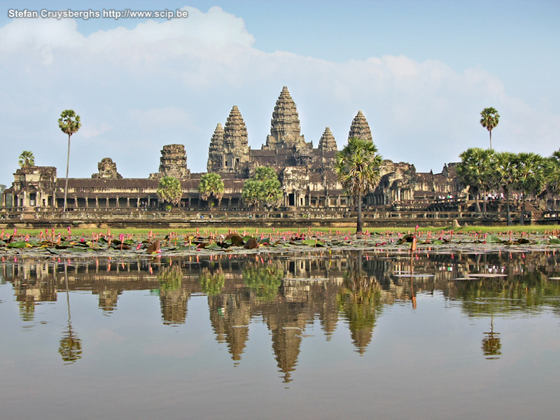 Angkor - Angkor Wat De tempel Angkor Wat wordt beschouwd als het grootste religieuze bouwwerk ter wereld. Het werd gebouwd tussen 1113 en 1145. De hoogste toren is 65 meter hoog en het volledige domein van deze tempel beslaat een oppervlakte van 1km2. Stefan Cruysberghs